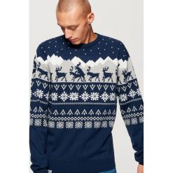 Sweter z motywem zimowym - Granatowy. Niebieskie swetry przez głowę męskie Cropp. Za 99.99 zł.
