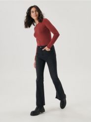 Sweter z ozdobnymi guzikami - pomarańczowy. Brązowe swetry damskie Sinsay, l, bez wzorów, bez kołnierzyka, bez ramiączek, bez kaptura. W wyprzedaży za 19.99 zł.