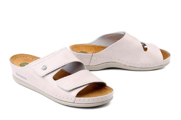 DR. BRINKMANN 700777-08 beige, klapki damskie. Brązowe klapki damskie Dr. Brinkmann, bez wzorów, ze skóry, bez obcasa. Za 229.90 zł.