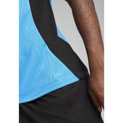 Męska koszulka treningowa Olympique Marsylia PUMA Bleu Azur Copper Blue Metallic. Niebieskie koszulki sportowe męskie Puma, m, w ażurowe wzory, bez kołnierzyka, bez ramiączek, do piłki nożnej. Za 214.00 zł.