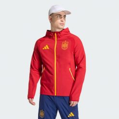 Wiatrówka Hiszpania Tiro Travel Full Zip. Czerwone kurtki męskie Adidas, bez wzorów, sportowe, bez kaptura. Za 399.00 zł.