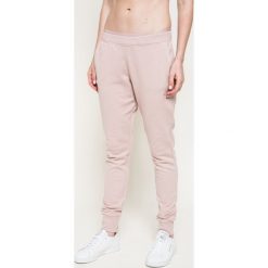 Reebok Classic - Spodnie. Spodnie sportowe damskie marki Nike. W wyprzedaży za 149.90 zł.