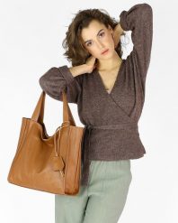 Torebka damska camel MARCO MAZZINI s139m. Brązowe torby na ramię damskie bez wzorów, ze skóry, biznesowe, na ramię, duże, bez dodatków. Za 379.05 zł.