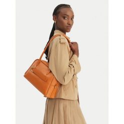 Torebka Coccinelle. Brązowe torebki do ręki damskie Coccinelle, bez wzorów, klasyczne, bez dodatków. Za 1,399.00 zł.