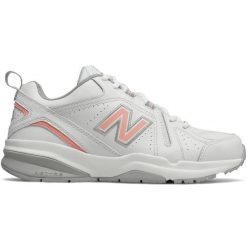 Buty sportowe New Balance WX608WP5 białe. Białe obuwie sportowe damskie bez wzorów, z materiału. Za 451.81 zł.