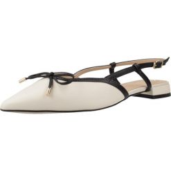 Sandały CLARKS 26186115C Beżowy. Brązowe sandały damskie Clarks, bez wzorów, ze skóry, bez obcasa, bez zapięcia. Za 354.99 zł.