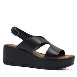 Sandały Lasocki. Czarne sandały damskie Lasocki, bez wzorów, bez obcasa, na koturnie, bez zapięcia. Za 179.99 zł.