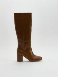 Skórzane kozaki na obcasie - brązowy. Brązowe kozaki damskie Reserved, ze skóry, bez obcasa, na obcasie. Za 459.99 zł.
