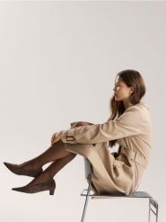 Zamszowe czółenka - ciemnobrązowy. Brązowe czółenka damskie Reserved, bez wzorów, z zamszu, bez obcasa, bez zapięcia. Za 199.99 zł.