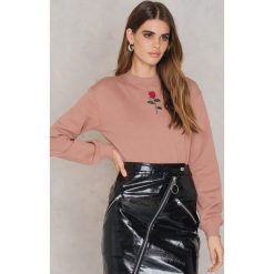 NA-KD Bluza z haftowaną różą - Pink. Bluzy damskie marki NA-KD. W wyprzedaży za 93.76 zł.