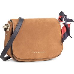 Torebka TOMMY HILFIGER - Iconic Foulard Leather Saddle Bag Suede AW0AW04961 295. Listonoszki damskie marki Tommy Hilfiger. Za 799.00 zł.