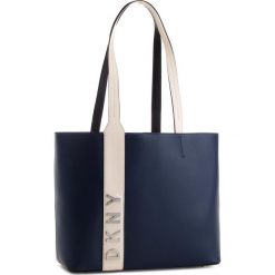Torebka DKNY - R83AH774 Navy 410. Niebieskie torebki do ręki damskie DKNY, ze skóry. Za 1,109.00 zł.