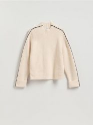 Sweter z kontrastową lamówką - kremowy. Białe swetry damskie Reserved, l, bez wzorów, z dzianiny, bez kołnierzyka, bez ramiączek, bez kaptura. Za 149.99 zł.