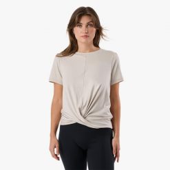 Koszulka treningowa damska Swedemount Core Wrap Soft Tee szybkoschnąca. Szare koszulki sportowe damskie SWEDEMOUNT, bez wzorów, bez kołnierzyka, bez ramiączek, do biegania. Za 79.99 zł.