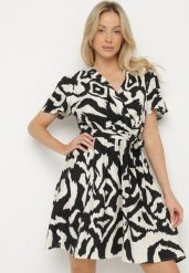 Czarna Kopertowa Sukienka z Wiskozy w Abstrakcyjny Wzór Fenilsa. Czarne sukienki damskie Born2be, na co dzień, na lato, l, bez wzorów, z wiskozy, eleganckie, bez kołnierzyka, bez ramiączek, mini, kopertowe. Za 64.99 zł.