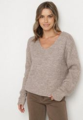 Brązowy Sweter z Dodatkiem Wełny i Trójkątnym Dekoltem Esmina. Brązowe swetry damskie Born2be, l, bez wzorów, z wełny, eleganckie, bez kołnierzyka, bez ramiączek, bez kaptura. Za 99.99 zł.