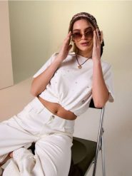 Bawełniana koszulka z ozdobnymi kryształkami - kremowy. Białe t-shirty damskie Sinsay, l, bez wzorów, z bawełny, bez kołnierzyka. Za 25.99 zł.