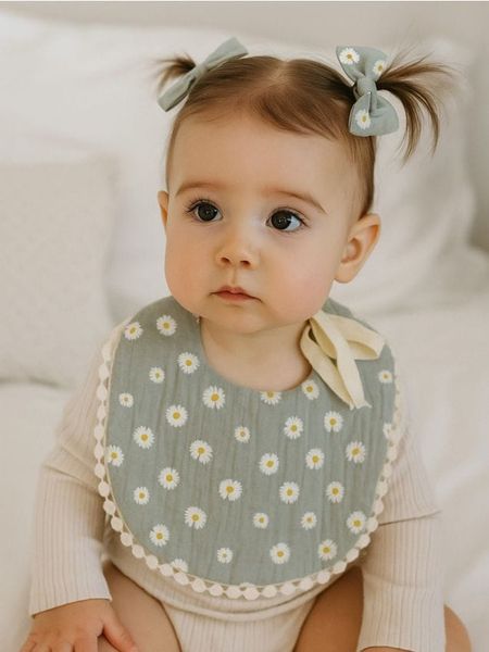 Śliniak i gumki do włosów - zielony. Zielone śliniaki dla dzieci Sinsay, bez wzorów. Za 15.99 zł.