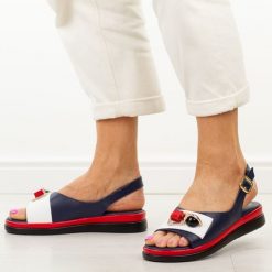 Granatowe skórzane sandały damskie Jezzi 18-50. Brązowe sandały damskie Jezzi, bez wzorów, z jeansu, bez obcasa, bez zapięcia. Za 269.00 zł.