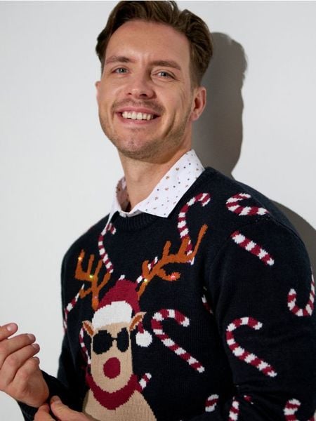 Świąteczny sweter z lampkami świecącymi - czarny. Czarne swetry przez głowę męskie Sinsay, l, bez wzorów, bez kołnierzyka. Za 79.99 zł.