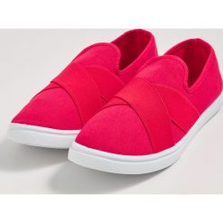 Tenisówki slip on - Czerwony. Trampki i tenisówki damskie Sinsay. W wyprzedaży za 19.99 zł.