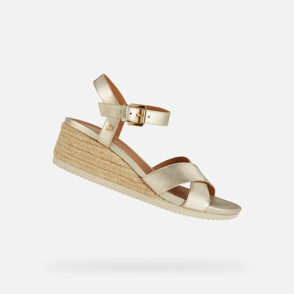 Sandały GEOX D ISCHIA CORDA Złoty. Żółte sandały damskie Geox, bez wzorów, ze skóry, bez obcasa, bez zapięcia. Za 365.99 zł.