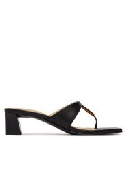 Guess Japonki FLJYZA LEA03 Czarny. Czarne klapki damskie Guess, z aplikacjami, ze skóry, bez obcasa. Za 559.99 zł.