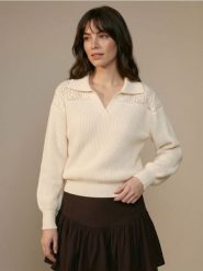 Sweter z kołnierzykiem i ażurowym detalem - kremowy. Białe swetry damskie Sinsay, l, w ażurowe wzory, bez kołnierzyka, bez ramiączek, bez kaptura. Za 59.99 zł.