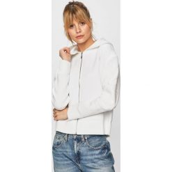 Guess Jeans - Bluza Irma. Białe bluzy damskie Guess Jeans, m, z aplikacjami, z jeansu, z kapturem. W wyprzedaży za 299.90 zł.