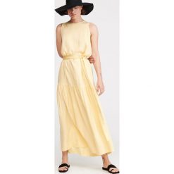 Długa sukienka z falbaną - Żółty. Żółte sukienki damskie Reserved, bez wzorów, bez kołnierzyka, bez ramiączek, maxi. Za 159.99 zł.