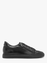 Czarne buty męskie typu trampki z ozdobnym zamkiem ROLAND. Czarne półbuty na co dzień męskie Ryłko, ze skóry, sportowe, bez zapięcia. Za 479.99 zł.