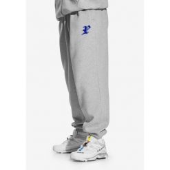 Spodnie dresowe męskie Prosto Gothic. Szare szorty męskie Prosto., m, bez wzorów, z dresówki. W wyprzedaży za 189.99 zł.