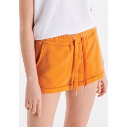 Dresowe szorty basic - Pomarańczowy. Szorty damskie marki Cropp. Za 39.99 zł.