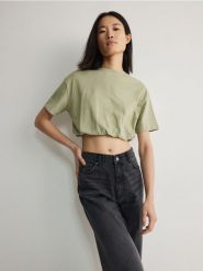 Krótki t-shirt z bawełny - zielony. Zielone t-shirty damskie Reserved, l, bez wzorów, z bawełny, bez kołnierzyka. W wyprzedaży za 15.99 zł.
