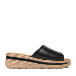 Klapki Lasocki. Czarne klapki damskie Lasocki, bez wzorów, bez obcasa. Za 169.99 zł.