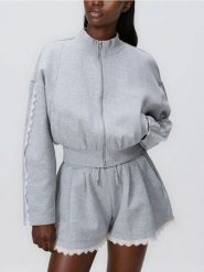 Bluza z koronkowym zdobieniem - jasnoszary. Szare bluzy damskie Reserved, l, z aplikacjami, z bawełny, bez kaptura. Za 99.99 zł.