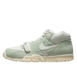 Buty do chodzenia dla dorosłych Air Trainer 1 Enamel Green. Zielone obuwie sportowe damskie Nike, bez wzorów, z materiału, trekkingowe. Za 627.85 zł.