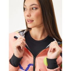 Damska kurtka softshellowa bez ocieplenia elastyczna Basic, morelowy, Fantazie. Brązowe kurtki damskie Unuo, na jesień, xs, bez wzorów, z softshellu, bez kaptura, trekkingowe. Za 302.00 zł.