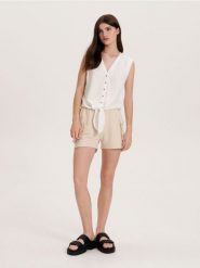 Bluzka z wiązaniem - złamana biel. Bluzki damskie Reserved, l, bez wzorów, z wiskozy, bez kołnierzyka, bez ramiączek. W wyprzedaży za 29.99 zł.