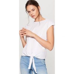 Bluzka z wiązaniem - Biały. Bluzki damskie marki Mohito. Za 69.99 zł.