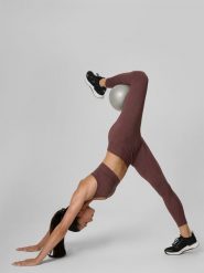 4F Legginsy treningowe bezszwowe damskie - brązowe XL/XXL. Brązowe legginsy damskie 4f, s, bez wzorów, z podwyższonym stanem, na fitness i siłownię. Za 149.99 zł.