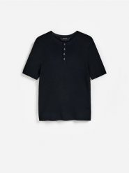 Dopasowany sweter muscle fit - czarny. Czarne swetry przez głowę męskie Reserved, l, bez wzorów, z lyocellu, bez kołnierzyka. Za 119.99 zł.