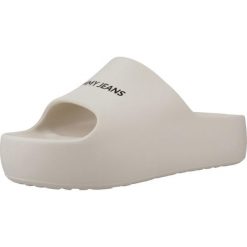 Sandały TOMMY JEANS TJW CHUNKY FLATFORM SLID Biały. Białe klapki damskie Tommy Hilfiger, bez wzorów, z gumy, bez obcasa. Za 177.99 zł.
