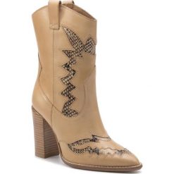 Botki BRONX - 34106-DP BX 1217 Cappuccino 125. Brązowe kozaki damskie Bronx, ze skóry, bez obcasa, na obcasie. W wyprzedaży za 369.00 zł.
