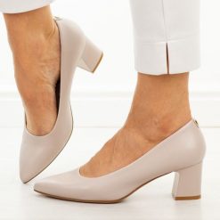 J.Szare czółenka damskie na obcasie Sergio Leone Pb413. Szare czółenka damskie Sergio Leone, bez wzorów, ze skóry, biznesowe, bez obcasa, na obcasie, bez zapięcia. Za 169.00 zł.