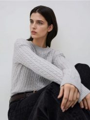 Sweter z ozdobnym splotem - jasnoszary. Szare swetry damskie Reserved, l, bez wzorów, z dzianiny, bez kołnierzyka, bez ramiączek, bez kaptura. Za 99.99 zł.