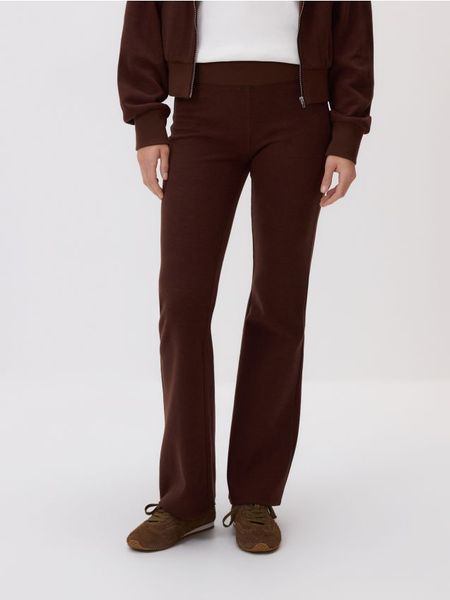 Spodnie dresowe - brązowy. Brązowe spodnie dresowe damskie Reserved, l, bez wzorów, z bawełny. W wyprzedaży za 59.99 zł.