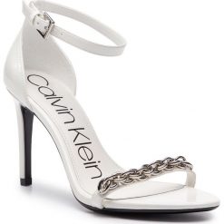 Sandały CALVIN KLEIN - Rajni E8858 White. Białe klapki damskie Calvin Klein, bez wzorów, ze skóry ekologicznej, bez obcasa, na obcasie, bez zapięcia. W wyprzedaży za 419.00 zł.