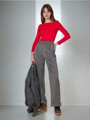 Sweter - czerwony. Czerwone swetry damskie Sinsay, l, bez wzorów, bez kołnierzyka, bez ramiączek, bez kaptura. W wyprzedaży za 17.99 zł.