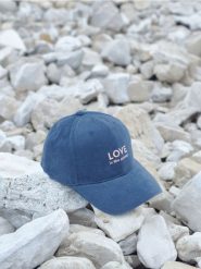 Czapka z daszkiem - granatowy. Niebieskie czapki i kapelusze damskie Sinsay, bez wzorów, z bawełny. Za 19.99 zł.